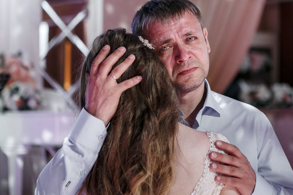 Дочь с повязкой на глазах отдается своему отцу под контролем матери