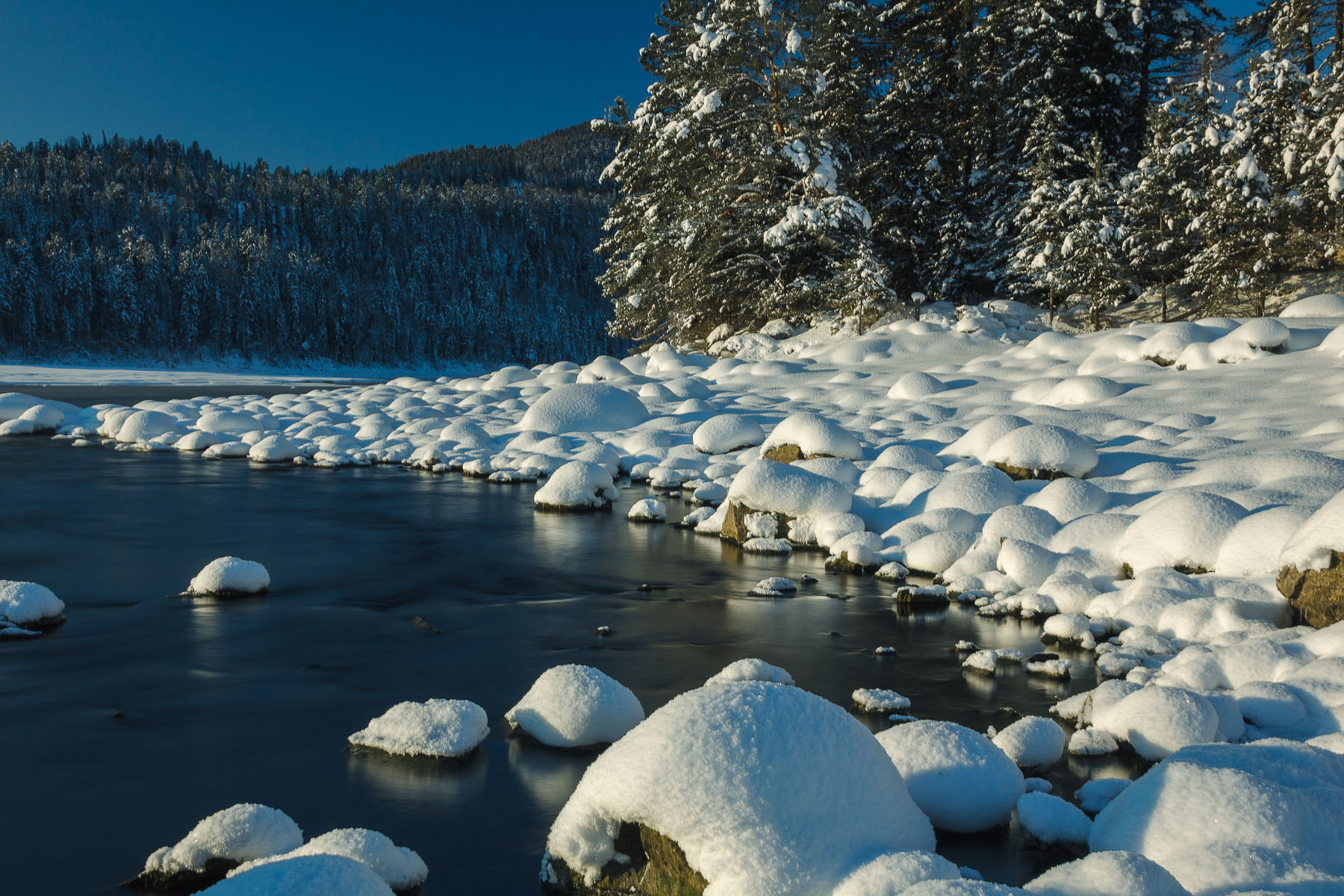 Берег озера зимой. Алтай природа Телецкое озеро зимой. Зимнее озеро. Зимняя река. Озеро зимой.