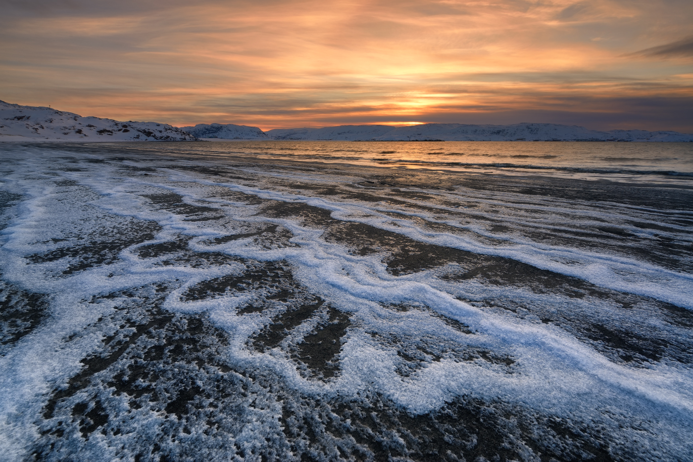 Став холодное море. Баренцево море Холодное. Море зимой в России. Баренцево море фото зимой. Белое море Холодное или теплое.