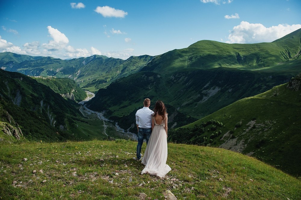 Фотосессия в горах летом парой