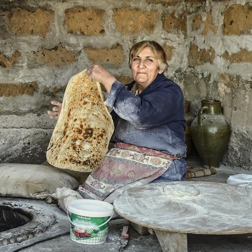 Фото армянских бабушек. Армении пекут лаваш. Лаваш бабушки. АРМ бабки пекут лаваш. Армянская бабушка.