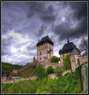 Замок Карлштейн, 28км от Праги, резиденция основателя Чехии, Карла I
За всю историю существования замка, ни разу не была захвачена самая высокая башня, толщина стен 4 метра!