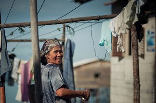 Женщина развешивает белье, все тамже, недалеко от сушительных плантаций. Тут целое гетто.