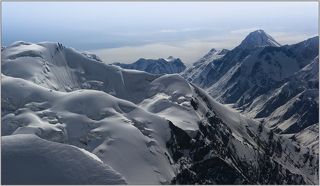 Пролетая над пиками Семенова и Баянкол в долину ледника Северный Иныльчек. Высота 5000+