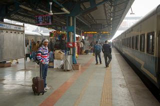 Суровое ожидание поезда на вокзале в Нью-Дели