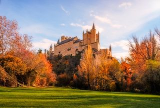 Alcázar of Segovia Алькáсар в Сегóвии — дворец и крепость испанских королей в исторической части города Сеговия (провинция Кастилия и Леон, Испания). Расположен на скале, 
находящейся на месте слияния рек Эресма и Кламорес, близ гор Гуадаррама (часть Центральной Кордильеры).