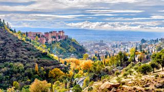 Alhambra of Granada - Альгáмбра (исп. Alhambra, от араб. الحمراء‎ аль-хамра — «красная»[2]) — архитектурно-парковый ансамбль, расположенный на холмистой террасе
 в восточной части города Гранада в Южной Испании. Основное развитие получил во времена правления мусульманской династии Насридов (1230—1492), 
при которых Гранада стала столицей Гранадского эмирата на Иберийском полуострове, а Альгамбра — их резиденцией (сохранившиеся дворцы относятся преимущественно к XIV веку).
 В состав обширного комплекса, заключенного в крепостные стены с башнями, входили также мечети, жилые дома, бани, сады, склады, кладбище.