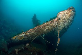 Затонувшая подводная лодка. Идеальная для МАгадана видимость под водой.