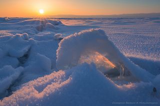 Никогда еще я не видела такого Байкала - лед в обрамлении снежных кристаллов...