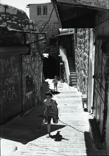Дети играют в арабском квартале старого города