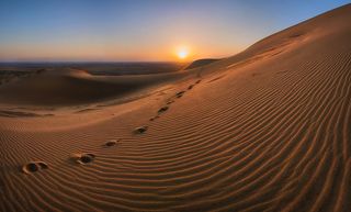 Песчаный бархан Сарыкум имеет высоту 262 метра и является вторым барханом в мире по этому показателю, уступая лишь барханам Намибии.