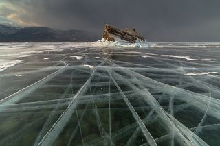 Прозрачный лед 2015. Здесь глубина 10-20 метров, и под толщей метрового льда видны камушки на дне