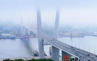 Мост Золотой Владивостока в июльском тумане