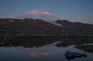 Эльбрус на рассвете (северо-восточное приэльбрусье)