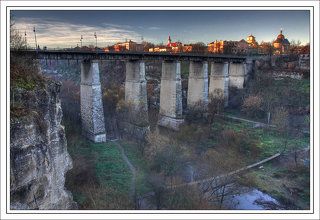 Каменец-Подольский, мост через Смотрицкий каньон, соединяющий новый и старй город. Внизу - р. Смотрыч. Ноябрь.