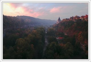 Вид с моста на Смотрицкий каньон и одну из башен городской системы укреплений. Октябрь.
