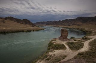 Чёртов палец, одинокая скала стоящая на берегу реки Или. Излюбленное место Алматинских рыбаков.