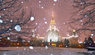 С Новым годом! Снегопад в МГУ.