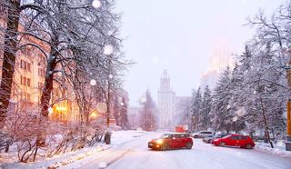 С Новым годом! Снегопад в МГУ.