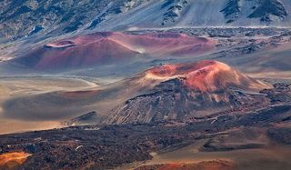 Гигантские щитовые вулканы Гавайских островов — крупнейшие в мире.
Во время извержения, на поверхность земли выбрасывается вулканический туф  — осадочная горная порода, из вулканического пепла, вулканических бомб и других обломков, который может быть фиолетового цвета, известен туф красный, розовый туф, коричневого, желтого, оранжевого, реже серого и черного цвета.