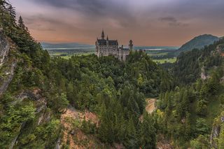 «Новый лебединый камень (утёс)») — романтический замок баварского короля Людвига II около городка Фюссен и замка Хоэншвангау в юго-западной Баварии.Вид с моста Мариенбрюкке.