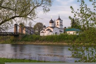 Церковь Николая Чудотворца (1543 г) и цепной мост (1853 г).

Церковь расположена на небольшом острове, омываемом с двух сторон рекой Великой. В древности здесь была крепость, от которой местами сохранились руины каменных стен.