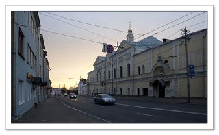 Народа в это время на центральной улице почти нет, редкие машины на дороге...Справа желтое здание - управление владимирской епархии :)