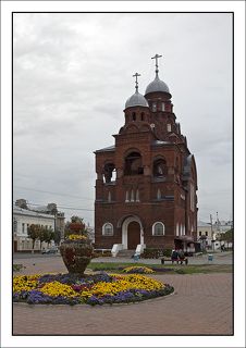 Троицкая церковь во Владимире, близ Золотых ворот, была построена в 1916 году для старообрядческой общины, в которую входило немало богатых владимирских купцов. Ее называют также Красной церковью.