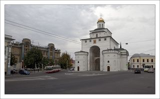 Золотые ворота, построенные во времена Андрея Боголюбского как часть оборонительных укреплений Владимира. Ворота были возведены в XII веке, приблизительно в 1158-1164 годах, на въезде во Владимир, вместе с оборонительными валами.