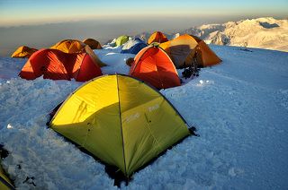Палатки Лагеря 3. Внизу в дымке — Алайская долина. Перепад высоты от долины до точки съёмки — 3000+.
