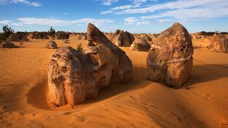 3. Что же такое Pinnacle Desert ? Это какаие-то сверхъестественные, довольно хрупкие образования из известняка в виде башенок, которые спонтанно разбросаны по огромной территории желто-оранжевых песчаных дюн.