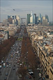 Ла-Дефанс (фр. La Défense) — современный деловой и жилой квартал в ближнем пригороде Парижа, западнее XVI округа, в департаменте О-де-Сен. Считается самым большим деловым центром Европы. Eго также называют «парижским Манхэттеном». В нём проживают 20 000 чел., и каждый день на работу приезжают 150 000 служащих из 1500 фирм и организаций, разместившихся в Дефанс.