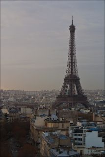 Э́йфелева ба́шня (фр. la tour Eiffel) — самая узнаваемая архитектурная достопримечательность Парижа, всемирно известная как символ Франции, названная в честь своего конструктора Густава Эйфеля. Сам Эйфель называл её просто — 300-метровой башней (tour de 300 mètres).
