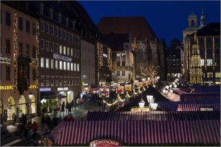 За четыре недели до Рождества в городах Германии начинают работать Рождественские ярмарки. Самая старая и известная ярмарка - в Нюрнберге. На главнай рыночной площади устанавливается около 200 шатров с игрушками, украшениями и всякими вкусностями.