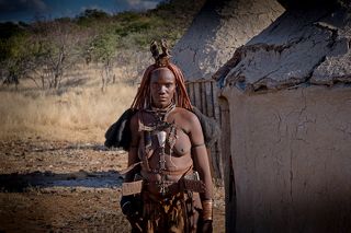Женщина народа химба в традиционной одежде