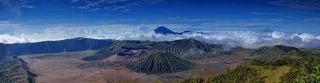 Вид на группу вулканов кальдеры Тенгер (Tengger), вулкан Бромо и Семеру