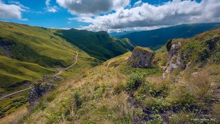 02 Она круто петляла по горным лугам, …