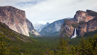 1.	Национальный парк Йосемити расположен в центральной части хребта Сьерра-Невада в американском штате Калифорния. Пожалуй, фотография, подобная этой, может быть визитной карточкой парка.