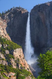 3. Йосемитский водопад высотой 739 м является самым высоким водопадом в Северной Америке и третьим по высоте водопадом в мире. Гораздо меньший по объёму спускаемой воды водопад Риббон, тем не менее, является водопадом с самой высокой точкой беспрепятственного падения воды — 492 м