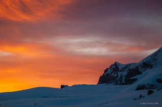 01 Заходящее солнце ярко раскрасило перистые облака над Кюкюртлю, вершиной в юго-западном отроге Эльбруса