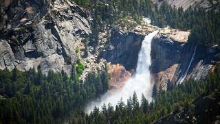 2. На территории Йосемити расположены более 2500 рек и ручьев, тысячи озер (площадь каждого - не менее 100 кв.м), десятки водопадов (Йосемитский водопад, высотой 739 м, - самый большой в Северной Америке).
