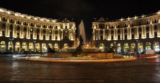 На площади Республики расположен один из самых красивых фонтанов современного Рима, Фонтан \