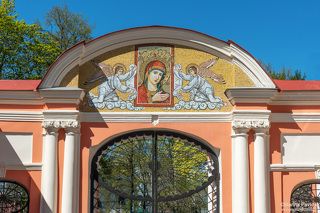 Фрагмент Благовещенских ворот с мозаичной иконой Божией Матери\
