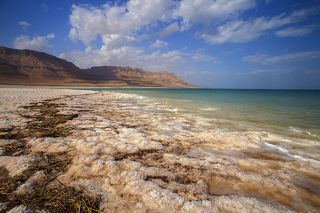 Солёный берег мёртвого моря