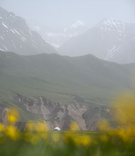 Самое сильное впечатление от Киргизии - удивительная гармония природы и человека. И в первую очередь чисто эстетически. Едешь по всем этим исполинским масштабам, восхищаешься бесконечной красотой и эпичностью, а на фотографиях - вообще не то. Но вот вдруг возникает перед глазами далекая юрта и... всё
