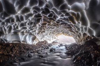 Одна из снежных пещер у подножия вулкана Мутновская сопка