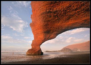 На юге Марокко есть одно из самых удивительных мест- побережье Легзиры.
Красный, не плотный песчаник, в течении многих лет подвергался воздействию окружающей среды-волнам, ветру и времени.