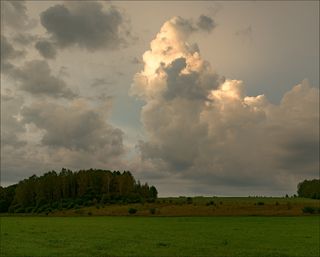 Первый свет на высоких облаках