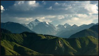 Следующая цель залезть на холмы, где должен быть отличный вид на гору, ущелье и пик Талгар.