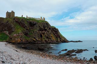 В 12-13 веке Даннотар был самым мощным фортом Шотландии, так как он стоит на отвесных скалах и омывается со всех сторон морем.